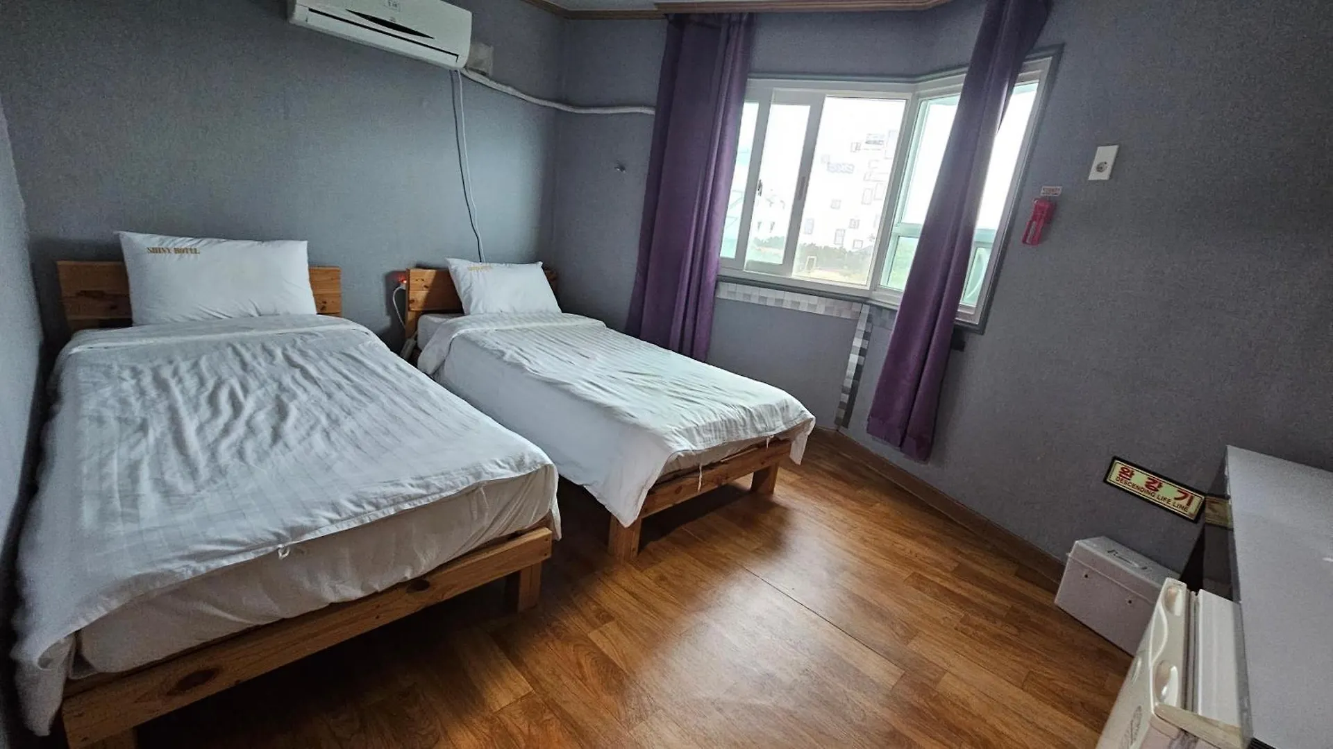 Shiny Hotel Чеджудо